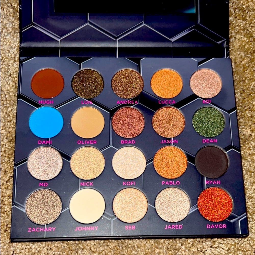 Vibrant Brown and Orange Eyeshadow Palette with Metallic Shimmers